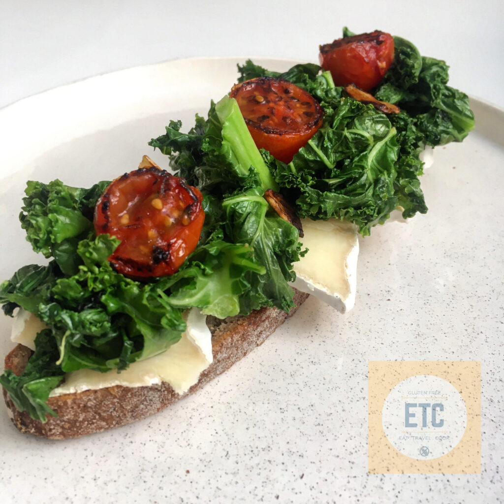 Bruschetta de Kale y Brie