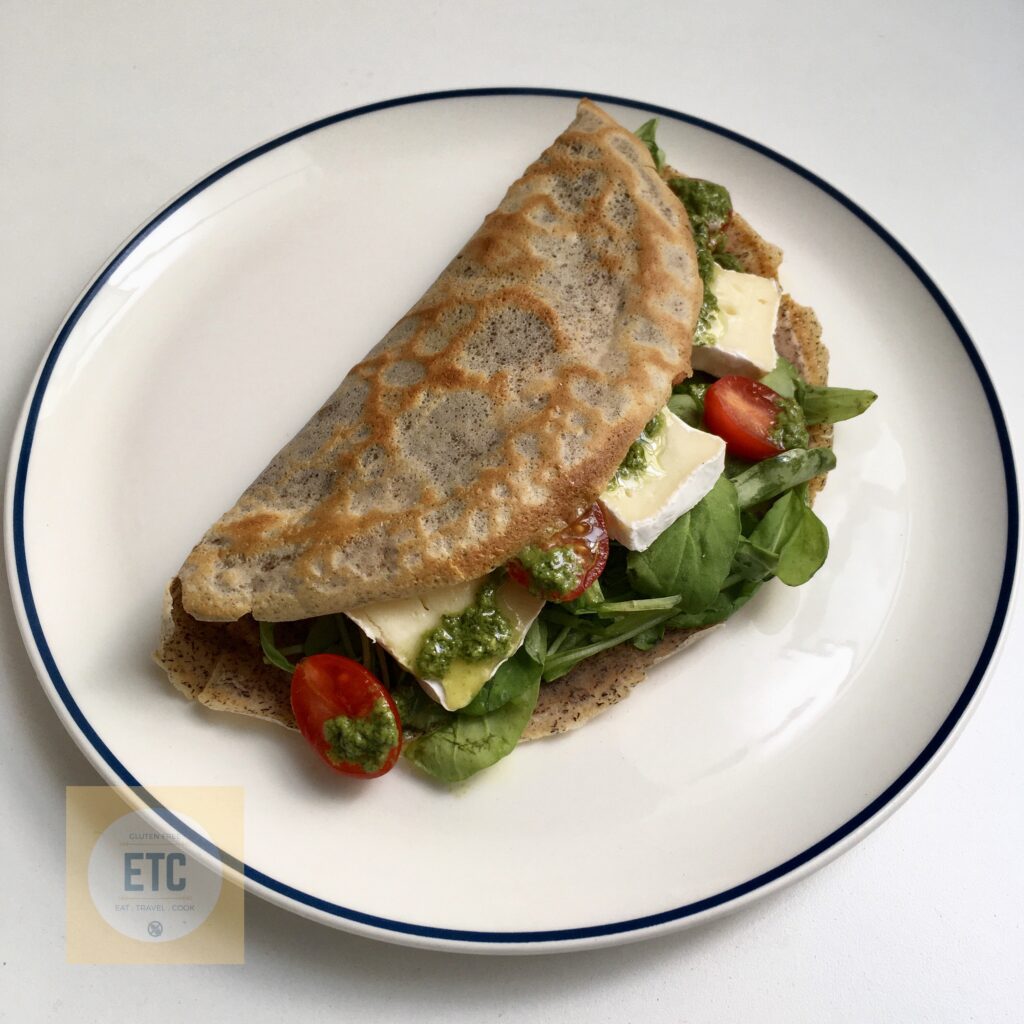 Creppes de trigo sarraceno relleno con queso Brie