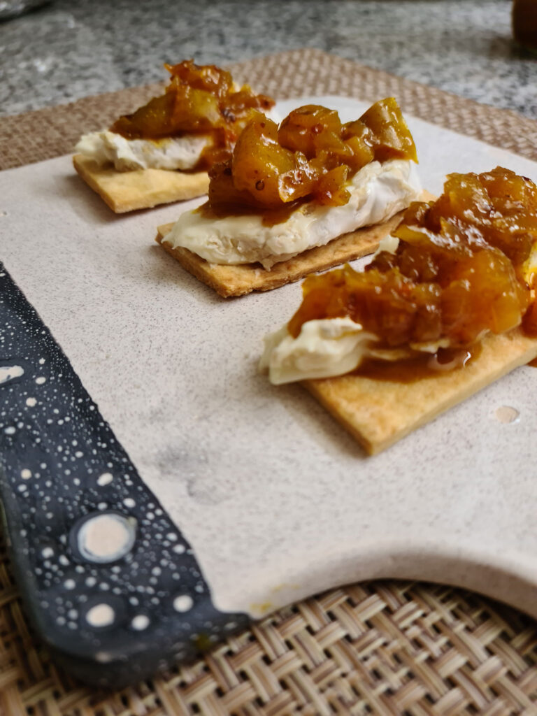 Tapas de Cabrambert y Chutney de peras